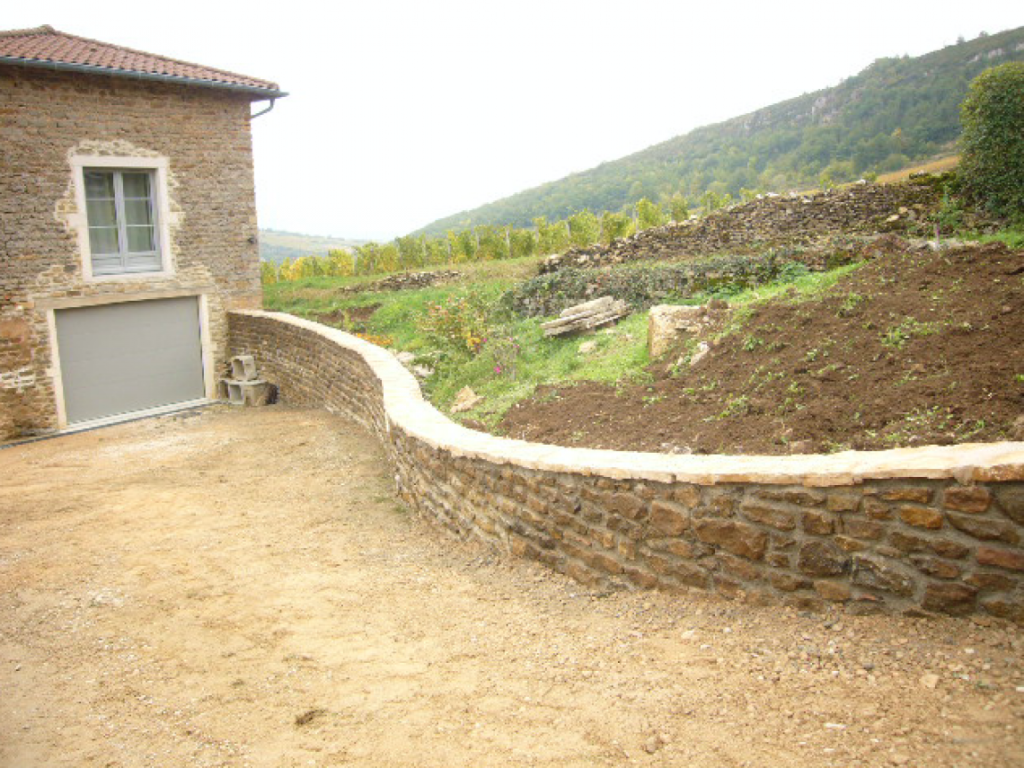 Réalisation d’un muret extérieur en pierres à Vergisson - RECONDU-DUPERRET