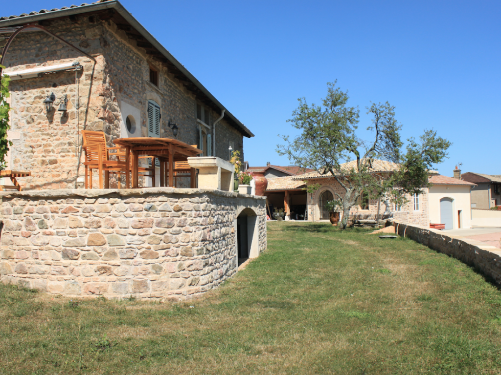 Rénovation d’une Façade Extérieure et Dépendances pour une Maison en Pierres – Chiroubles - RECONDU-DUPERRET